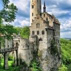 El castillo de Lichtenstein se encuentra en los Montes Suabos (Alemania) y se levantó sobre los restos de otro castillo entre 1939 y 1942. Este sí que es un lugar de cuento. Un castillo situado en un acantilado, como en las películas, con un...