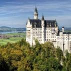 Este castillo sí que es de verdad un castillo de cuento ya que es el inspiró el de La bella durmiente de Disney. Es un castillo famosísimo de Baviera y su nombre significa nuevo cisne. Además, la zona acompaña totalmente ya que es todo bosq...