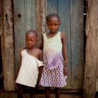 Fanta y Sydia Bangoura "Sólo se contagió la más pequeña. Todavía no se han dado cuenta de que son huérfanas. Cuidar de los niños afectados por la enfermedad se ha convertido en un problema urgente".