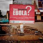 "Un cartel para la prevención en Conakry. La tardanza del Gobierno en su respuesta ante la crisis y el recorte de 24.000 millones de francos guineanos (2,7 millones de euros) en el presupuesto para la sanidad al comienzo de la epidemia han cont...