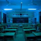 El colegio ha instalado luz ultravioleta en todas sus aulas para desinfectar el interior todas las noches, un método menos costoso que el uso de desinfectantes