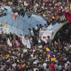 Varias personas, subidas a la estación de metro y de cercanías de la Puerta del Sol de Madrid.