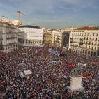 Panorámica de la Puerta del Sol durante el momento más álgido de la protesta.
