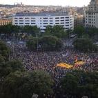 En Barcelona, miles de personas se han congregado en una plaza Cataluña presidida por dos grandes 'estelades', y una gran pancarta con el lema 'Volem votar 9N' --queremos votar 9N-- en alusión a la consulta de autodeterminación.