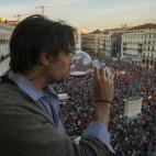 Adrián Rodríguez, político de Podemos, bebe un vaso de vino para celebrar con sus amigos la abdicación