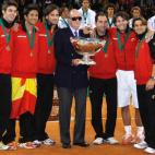 El tenis ha sido otro de los deportes que más alegrías ha dado a España en los últimos años. En la imagen, vemos al rey entregando la Copa Davis al equipo español en 2011.