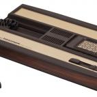 ¿Te acuerdas de esta maravilla? Mattel lanzó esta consola de videojuegos en 1979, y aunque a principios de los ochentas siguió existiendo, Atari se lo comió en el mercado.