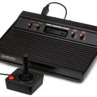 Esta consola que apareció originalmente en 1977 logró que durante los años '80s "Atari" fuese sinónimo de videojuegos. Se vendía acompañada de dos fabulosos joysticks. 