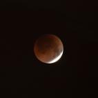 Una de las primeras fases del eclipse total de Luna