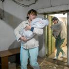 Unas enfermeras llevan a los beb&eacute;s al refugio de la cl&iacute;nica de Mykolaiv.