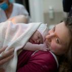 Aleina abraza a su beb&eacute;, Snizhana, tras dar a luz en la maternidad de Mykolaiv.
