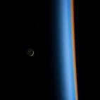 El astronauta Koichi Wakata tuiteó esta vista de la luna creciente en la cúspide de la atmósfera de la Tierra el 1 de febrero de 2014.