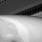 Esta imagen muestra el lado iluminado de los anillos de Saturno. Fue tomada con luz roja por la cámara de nave Cassini el 23 de agosto.