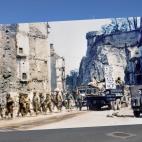 Saint-Lo, Francia. Un grupo de soldados americanos, caminando por la calle.