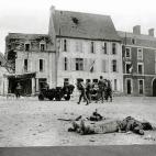 Una vista de la plaza del mercado en Trevieres, Francia. El cuerpo de un soldado alemán, en medio de la plaza.