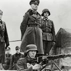 El general Erwin Rommel estaba al cargo de las defensas alemanas en el frente atlántico, que consistieron en poner ostaculos en el camino de posibles tropas de tierra y un constante bombardeo a las tropas desembarcadas y a los barcos y aviones ...