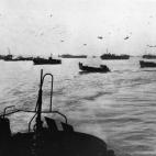 El desembarco fue precedido de intensos bombardeos por mar y aire. Casi 7.000 barcos participaron en la operación, frente a no más de 100 alemanes. Tres de los grandes barcos se perdieron, además de cientos de las barcazas de desembarco.