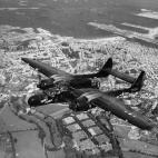 Muchos de los bombardeos no acertaron sus objetivos por la poca visibilidad. En la foto, un Northrop P-61A Black Widow estadounidense vuela sobre Normandía.