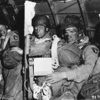 Decenas de miles de paracaidistas aterrizaron horas antes del desembarco, aprovechando la cobertura de la noche, para rodear desde el interior las defensas alemanas.