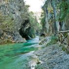 En plena Sierra de Cazorla, el río Borosa desciende con fuerza entre las montañas. El cañón fluvial que se ha formado durante siglos por la erosión, conocido como la Cerrada de Elías, se puede recorrer entre sobrecogedores puentes y pasare...