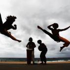 Los llamados Guerreros de Brasil actúan en la playa australiana de Coogee en noviembre de 2009.