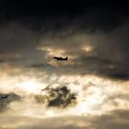 Un avión sobrevuela el cielo mediterráneo de Niza tras las fuertes lluvias en el sur de Francia.