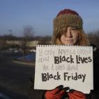 "Ojalá América se preocupara de las vidas de los negros lo mismo que se preocupa del viernes negro". Con este cartel, y cerca de un supermercado Walmart, esta joven protesta por la muerte (sin culpables) de Michael Brown. Este 28 de noviembre ...