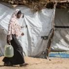 Khadija transporta el agua potable que extrae cada día del punto instalado por UNICEF