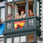Vecinas (y balcones) engalanados para los Princesa de Asturias 2022