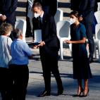 MADRID, 15/07/2021.-El rey Felipe VI y la reina Letizia, entregan una de las cuatro Grandes Cruces de la Orden del Mérito Civil, en representación de todas y todos los sanitarios homenajeados, durante el acto celebrado por las víctimas de la ...