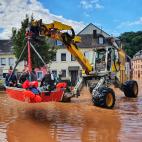 Una excavadora rescata a varias personas en mitad de las inundaciones en Trier, Alemania