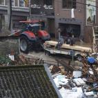 Un tractor se abre paso entre las calles inundadas y casas destrozadas en Pepinster, B&eacute;lgica