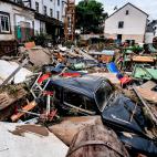 El panorama es desolador en algunas calles de Alemania, cubiertas de escombros y con vehículos destrozados