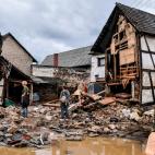 Las fuertes riadas han dejado decenas de edificios destrozados a su paso
