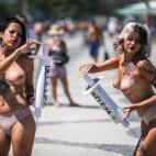 Dos feministas brasileñas protestan en Río de Janeiro (Brasil) en contra los tratamientos de estética a los que las mujeres se someten por los imperativos de la "dictadura de la belleza" poniendo en riesgo su vida.
