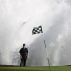 Una ola rompe detrás del golfista Todd linehan en el hoyo 18 del circuito de Pebble Beach, California. El servicio meteorológico estadounidense ha informado de que se está formando un sistema tormentoso en el Pacífico que provoca fuertes llu...