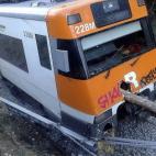 Tren de la línea de cercanías R3, en el que el maquinista ha resultado herido al descarrilar el convoy por la presencia sobre las vías de un árbol, caído por el fuerte viento entre las estaciones de Les Franqueses y Centelles.