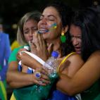 Tres mujeres se abrazan tras conocer la derrota de Jair Bolsonaro, en Río de Janeiro.