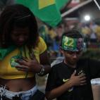Ciudadanos brasileños bolsonaristas rezan mientras se sucede el conteo de votos.