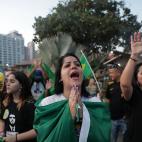 Simpatizantes del presidente de Brasil y candidato a la reelección, Jair Bolsonaro, se reúnen en una calle de Río de Janeiro mientras esperan la publicación de los resultados.