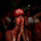 Una mujer aguarda el resultado final de las elecciones brasileñas.