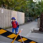 Frances McMillan, de seis años, se dirige al colegio en el barrio de Coogee, en Sidney, Australia, el 17 de junio de 2013.
