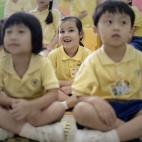 Maia (centro), sentada en su colegio en Hong Kong, el 17 de junio de 2013.