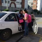Margarita Samayoa besa a su hija de seis años, Valentina Rodas, antes de que entre en su colegio de Guatemala. La imagen es del 8 de julio de 2013.