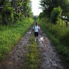 Silvia Alvarado, de 10 años, camina hacia el colegio en El Salvador, el 28 de agosto de 2013.
