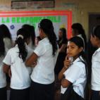 Silvia Alvarado (segunda de la derecha) hace fila en el Centro Escolar Bernd Grabs en El Salvador, el 1 de julio de 2013.