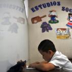 Gerald Sequeira, sentado en su clase del colegio del barrio de La Carpio en San Jose (Costa Rica), el 21 de junio de 2013.