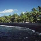 Esta playa también recibe el nombre de Black Sand Beach o Playa de Arena Negra, y es que su sombrío suelo oscurece hasta el agua de un paraíso tropical como Hawái. Se encuentra en el Parque Nacional de los Volcanes y su extraña tonalidad pr...