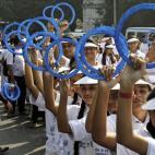 Estudiantes en Calcuta, India, con el círculo azul, símbolo de la diabetes. El logotipo es simple, fácil de adaptar y usar. En muchas culturas, este círculo simboliza vida y salud. El color azul refleja el cielo que une a todas las naciones ...