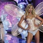 La cantante Taylor Swift actúa mientras la modelo Karlie Kloss presenta una creación en el desfile de Victoria's Secret que tuvo lugar este martes en Londres.